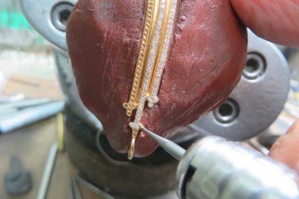 カッター削ってダイヤの高さを微調整します。