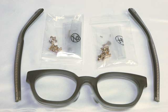 石留完了したパーツをメガネに取り付けます。