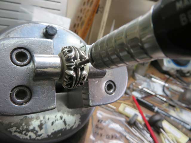 ソロバン型のカッターで削ります。