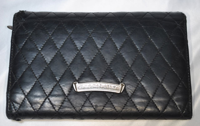 裏側もところどころ破れています