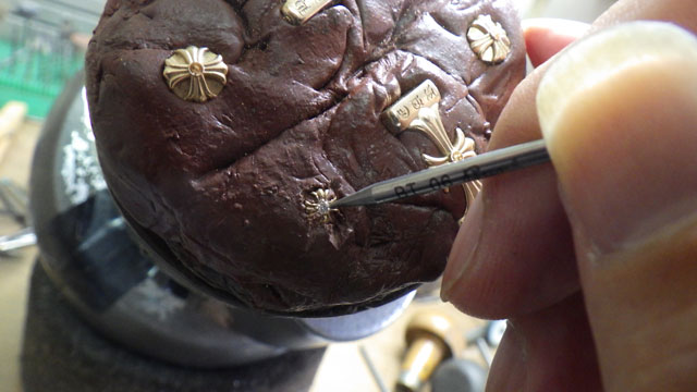 ナナコタガネで爪を丸めて固定します