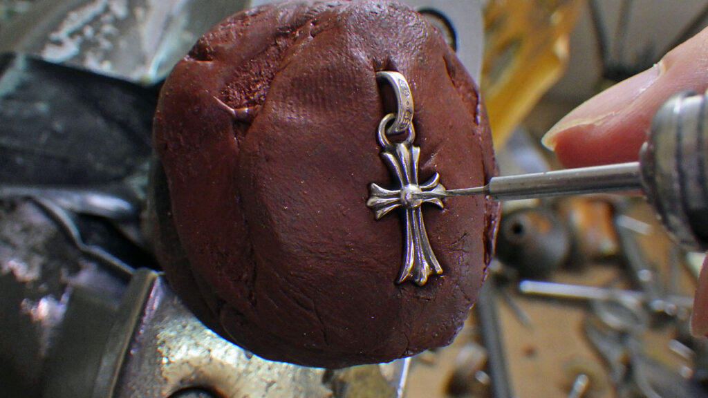 細径ドリルで下穴を開ける（パヴェ用）