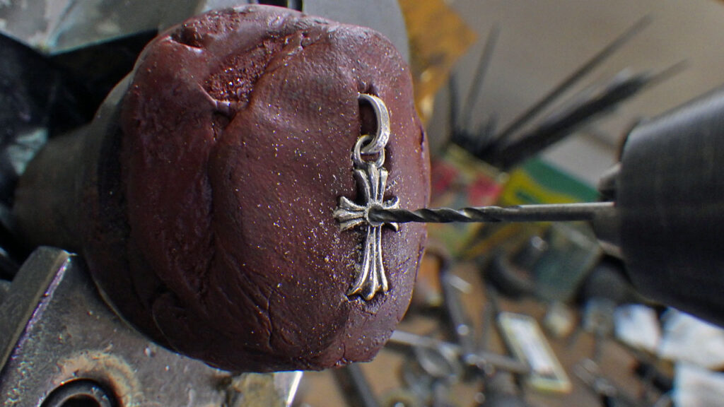 エメラルド径に合わせたドリルで座を作る（石合わせ）