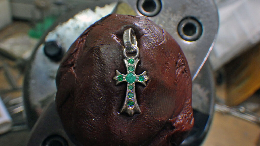 石留め完成：エメラルド8石パヴェ