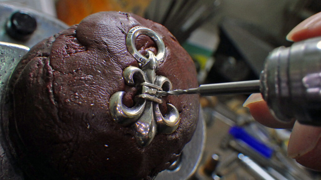 クロムハーツ BSフレアチャームにサファイヤ用の下穴を開けているところ