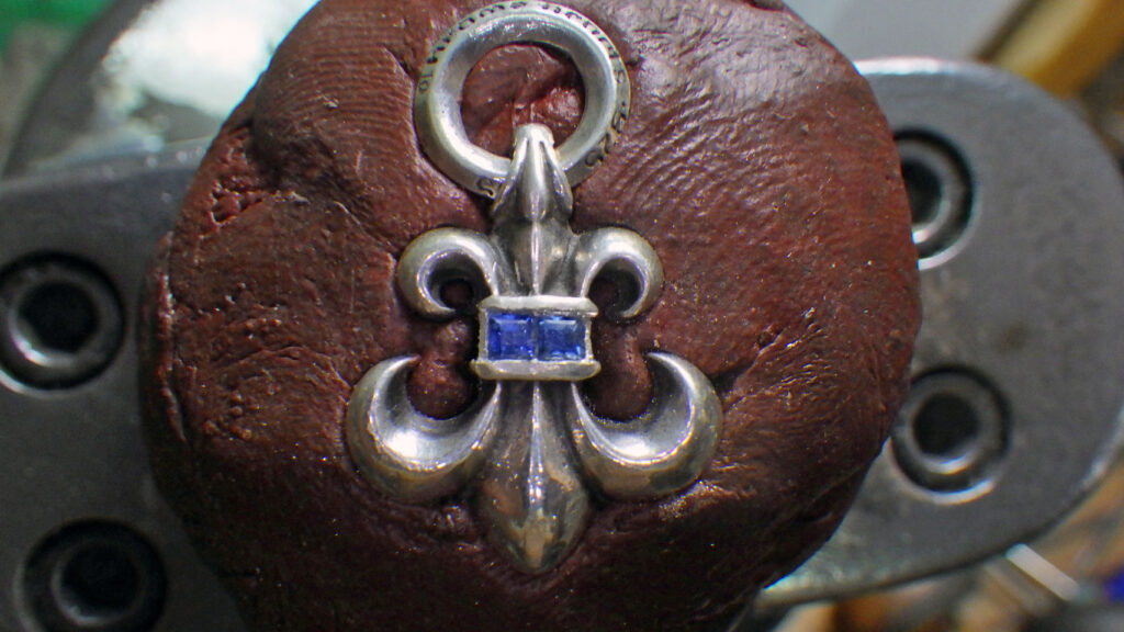 クロムハーツ BSフレアチャームにブルーサファイヤがぴったり収まった状態