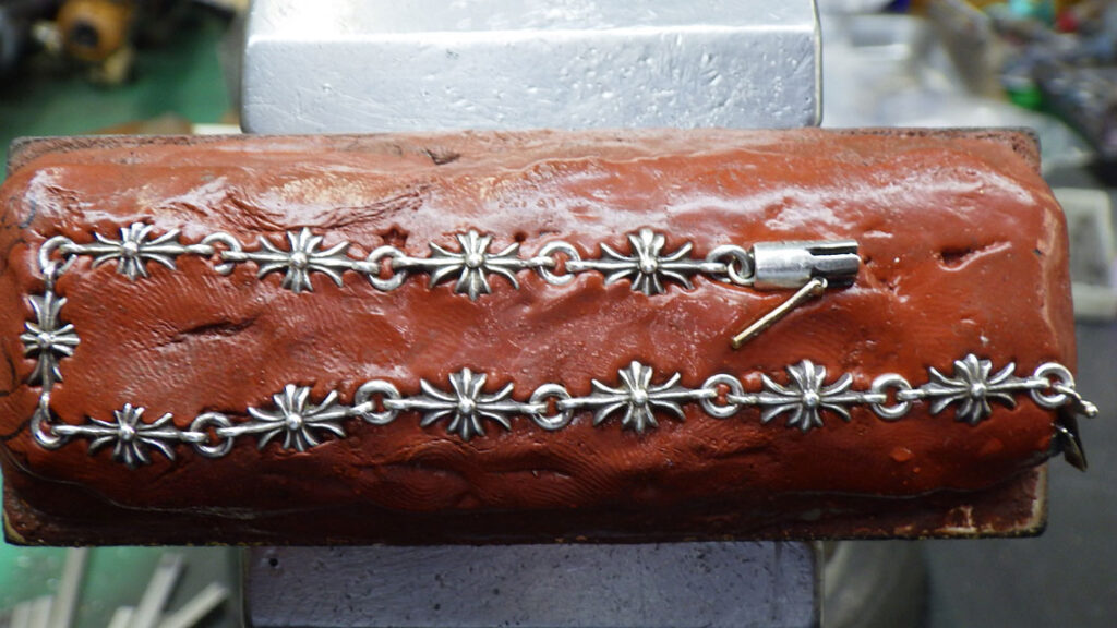 彫刻台に固定します