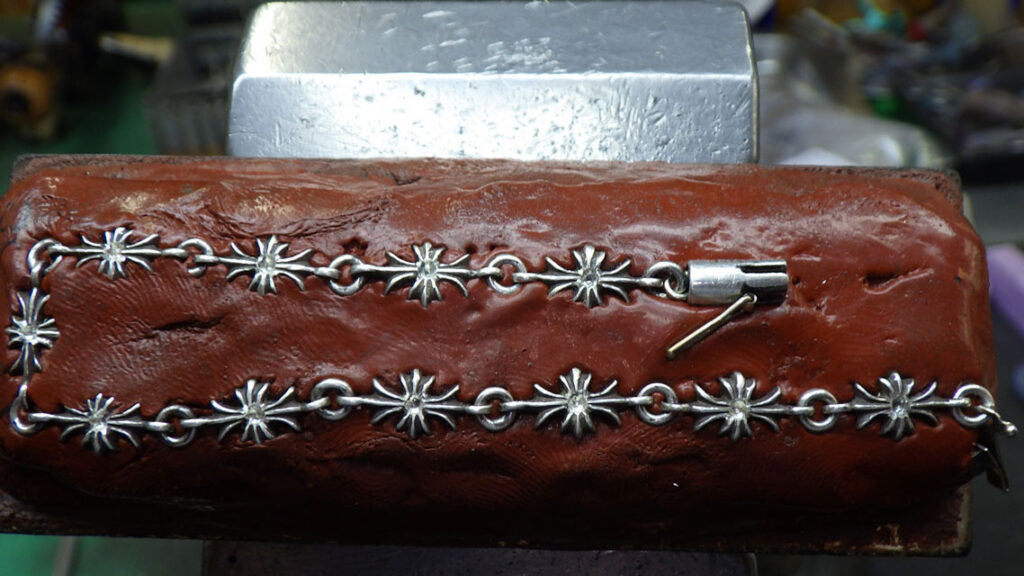 バリを削り取ります