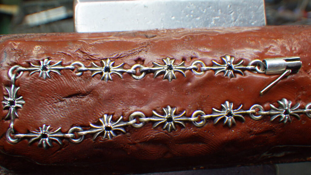 石留終了しました、この後彫り跡にイブシをいれて完成です。