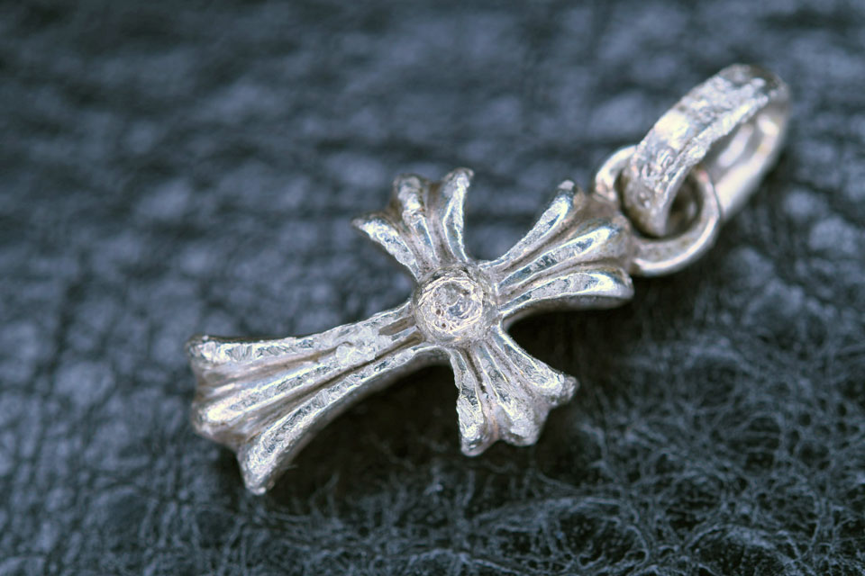 クロムハーツ　パヴェ加工 クロムハーツ CHクロスベビーファットチャーム｜傷だらけから復活