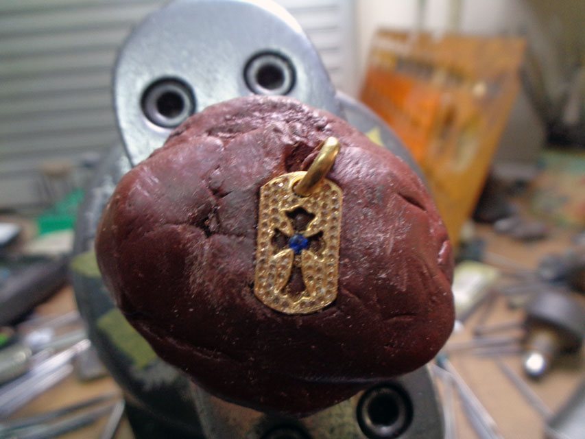 毛彫りタガネで枠を彫ります。