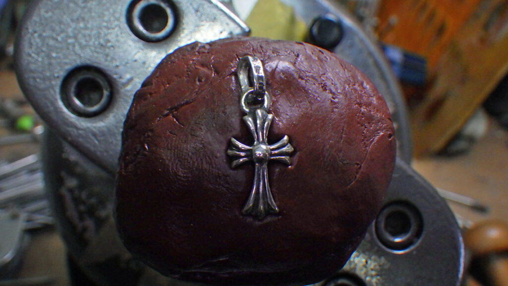 修復して彫刻台に固定します