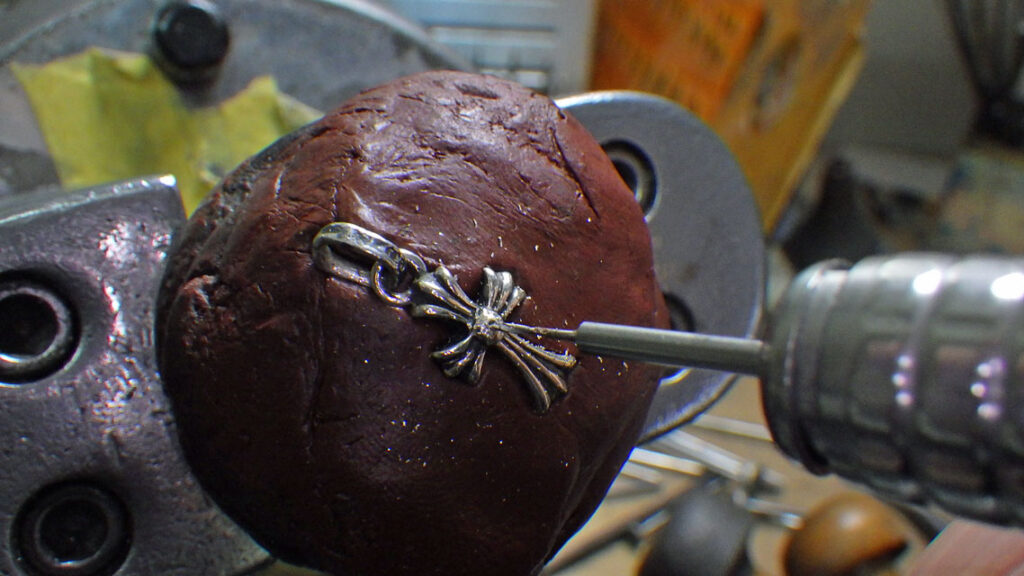 細めのドリルで下穴を貫通させないように、開けます