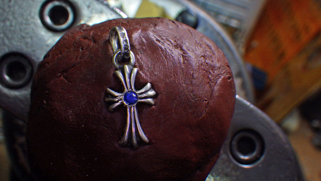 センターにサファイヤを乗せて確認します。