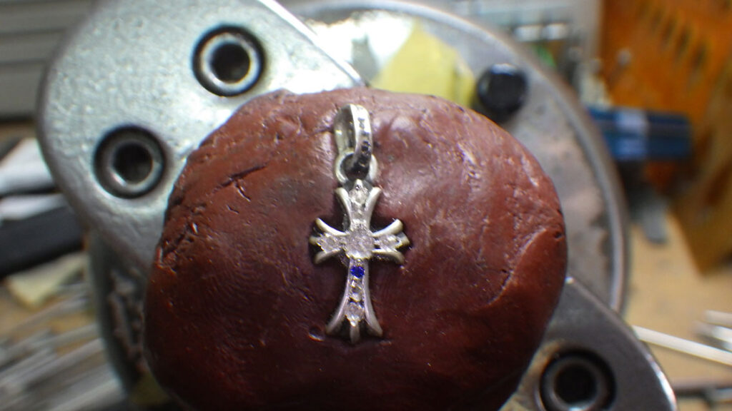 サファイヤを石留していきます