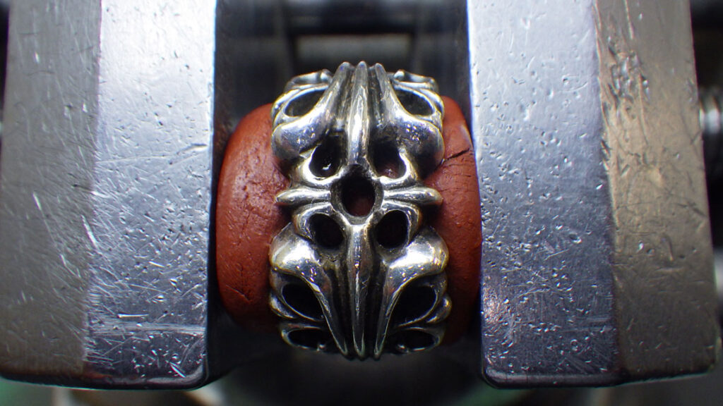 彫刻台に固定します