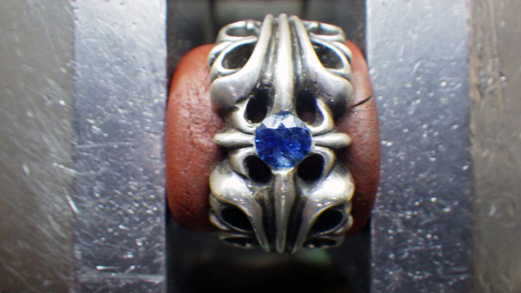 サファイヤを乗せます