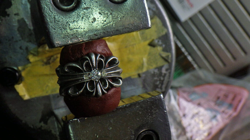 1. 固定して石の座を作成
彫刻台でしっかり固定し、ダイヤ直径に合わせて“石の座”を削り出します。
ここが甘いと、石が傾く／爪が薄くなる／取れやすい原因になります。