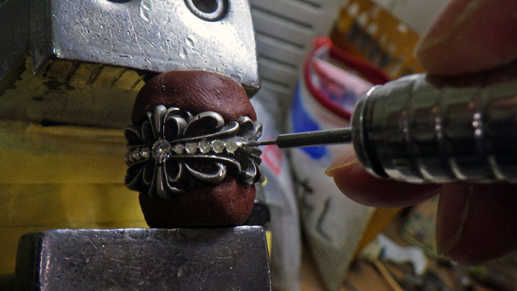 3. 下穴→座の追い込み
細いドリルで下穴を作り、座を整えます。パヴェは石数が多い分、一石ごとの精度が仕上がりに直結します。