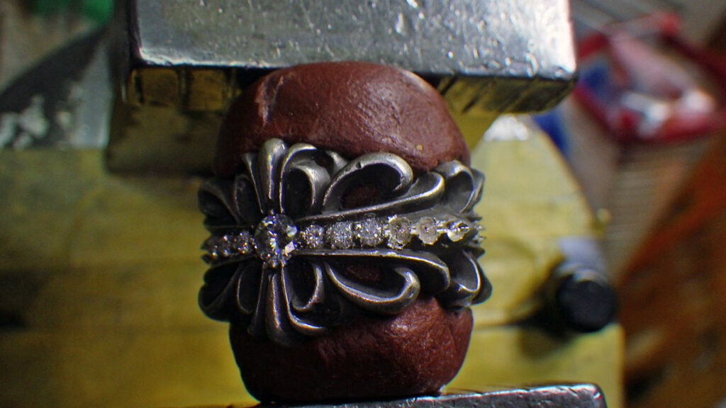 4. 石留め（爪起こし）
爪を起こして石を固定。引っかかりを抑えつつ、外れにくい形に整えます。