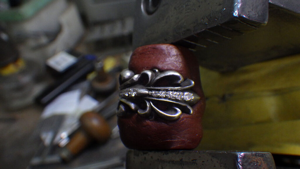 5. 仕上げ・最終チェック
全石の揺れ、爪の高さ、肌当たり、光り方をチェックして完成です。