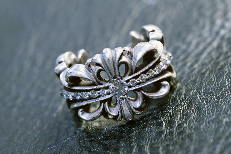 ダブルフローラルクロスリング パヴェカスタム完成。
「もともとこういうモデルだった」ように見える自然さを狙い、石の並びと爪の存在感を整えています。