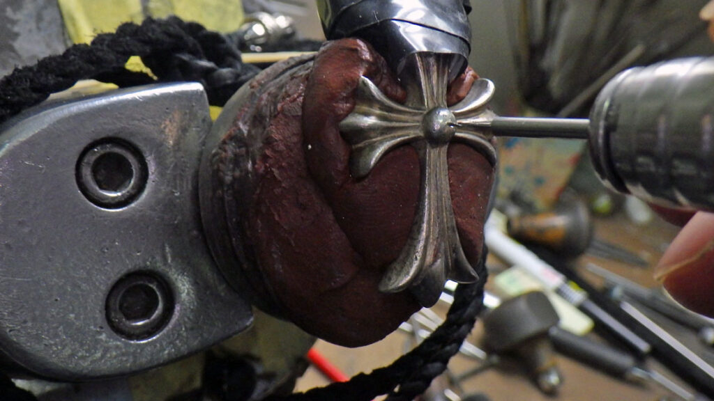 クロムハーツ クリンプトCHクロススモールにブラックオニキス石入れ（カスタム）｜革紐交換修理｜費用と納期