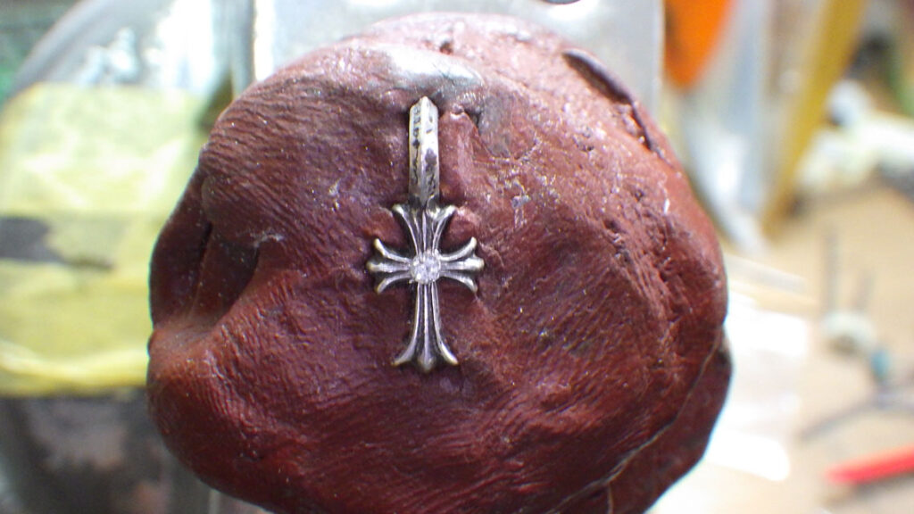 スタックチャームV2 クロスにセンターダイヤを配置