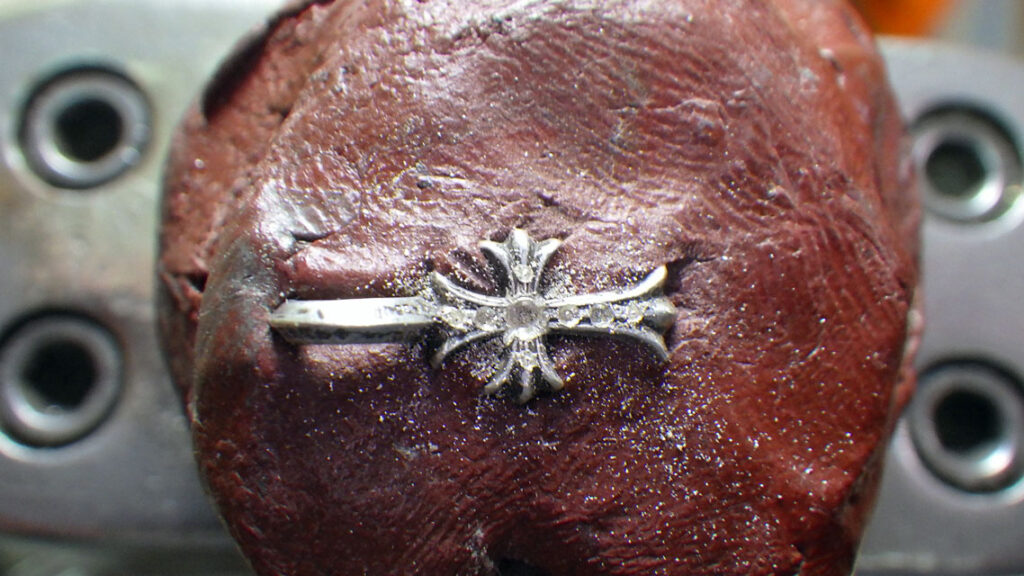 ダイヤを外して、周りの石合わせをします