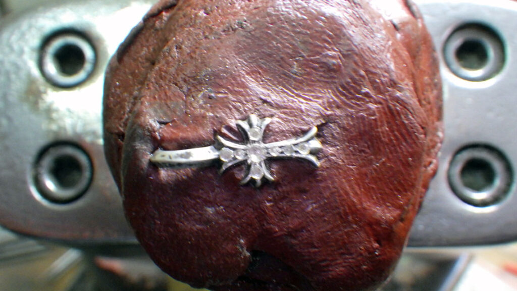 シルバーの削り粉をブラシで掃除します