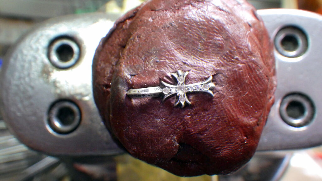 ダイヤを留めていきます