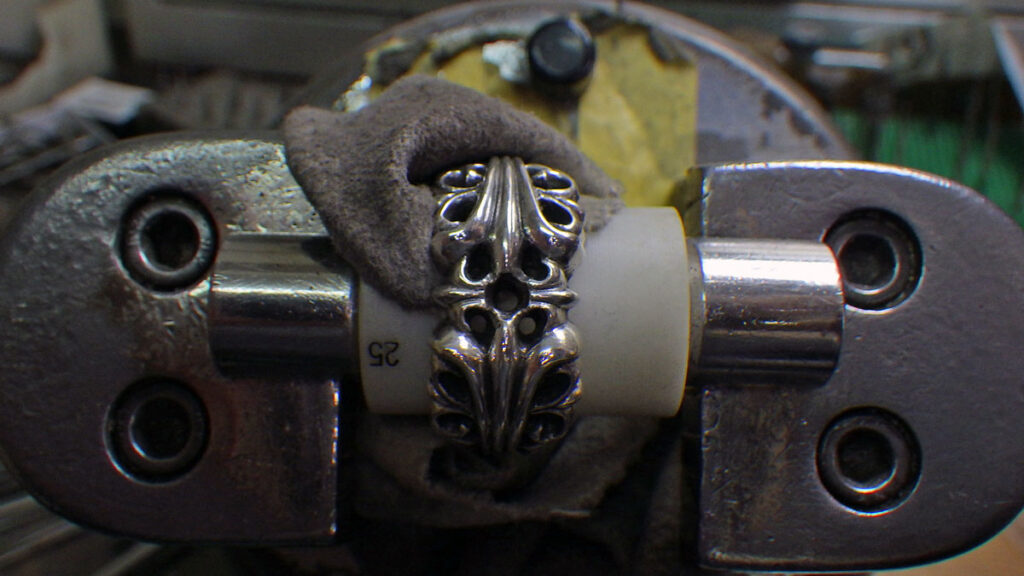 彫刻台に固定します