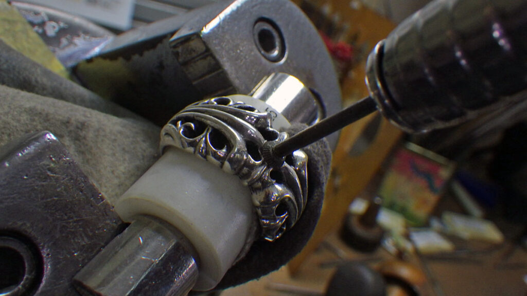 ソロバン型のカッターで削って石座を作ります