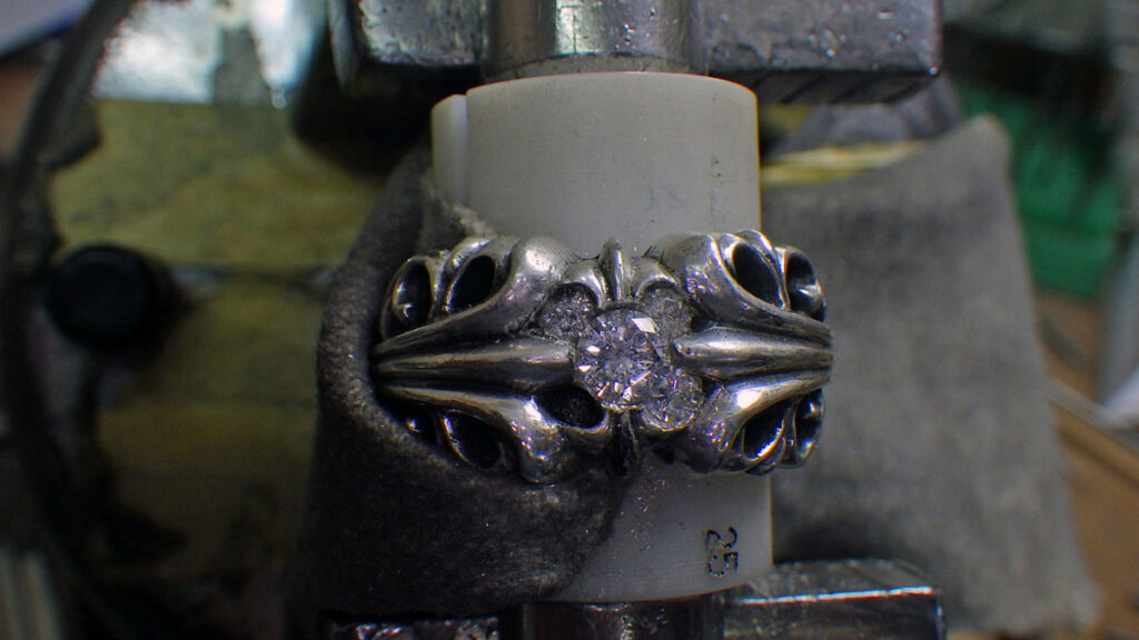 脇石のダイヤを留めます