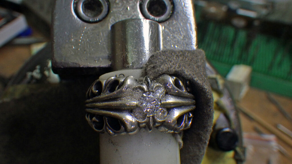 脇石のダイヤを留めました