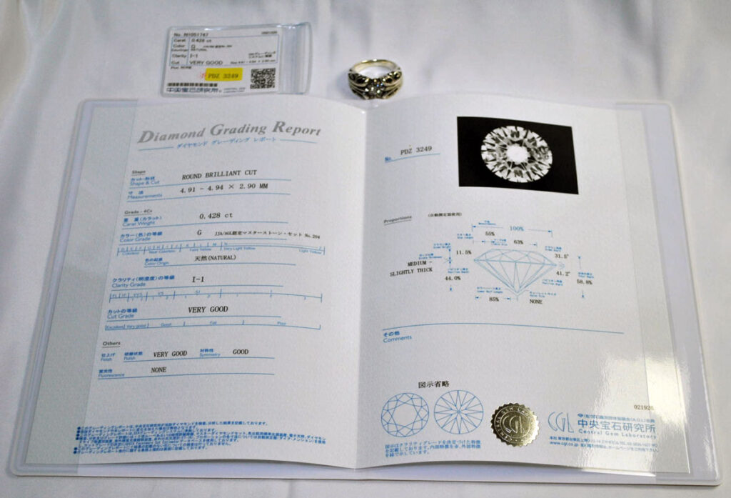 センターダイヤのクラスを証明する宝石鑑定書です。0.428ct-Gカラー-I1クラリティ-VGカットと記載されています