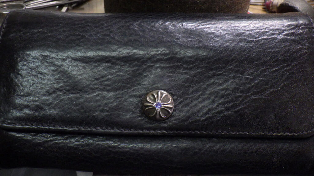 クロムハーツ ジュディウォレットのクロスボタンにタンザナイト石入れカスタム｜費用5万円・納期2ヶ月｜鑑別書付き